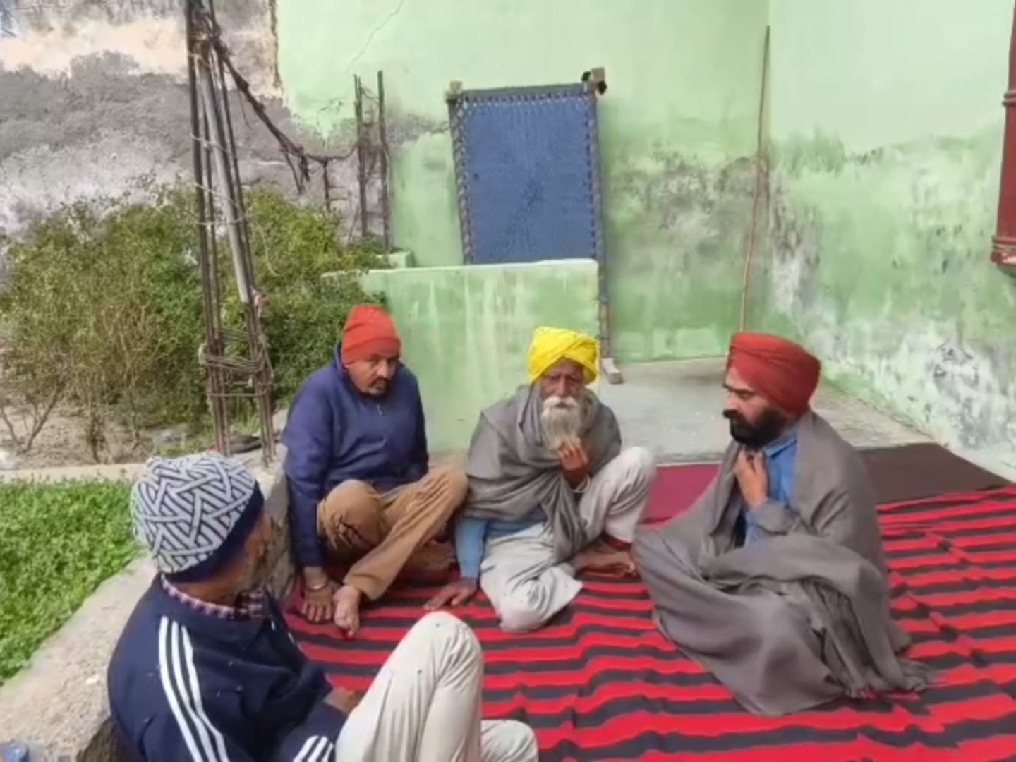 कस्बा दोरांगला मृतक जगदीप सिंह के घर पर शोकाकुल परिजन।