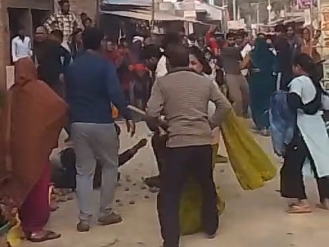 Fight between two parties over installation of camera in Pratapgarh, VIDEO