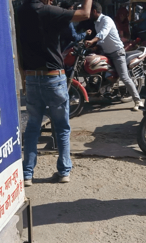 दलाल के फोन करते ही बाइक पर एक युवक आया।