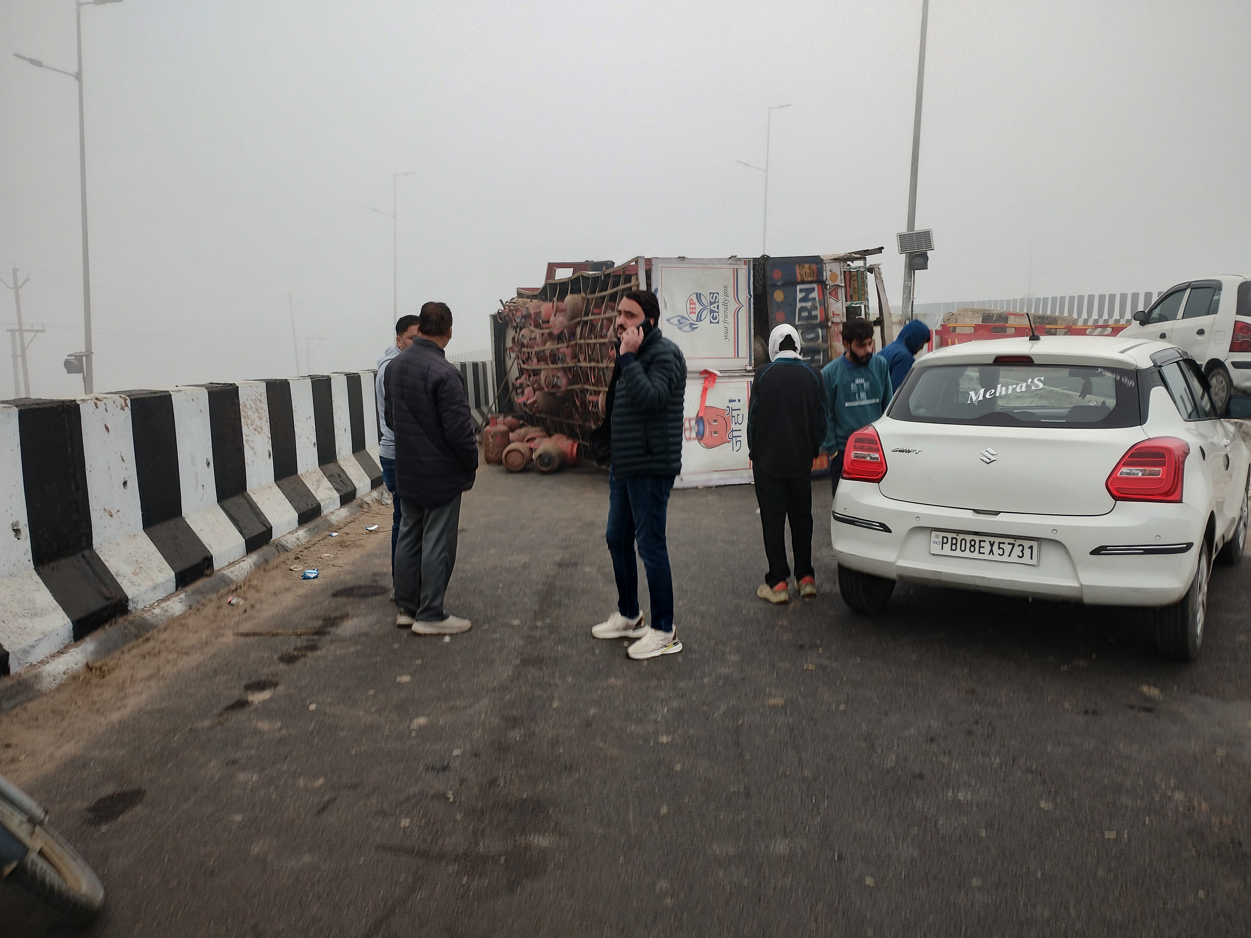 A truck loaded with gas cylinders overturned in Baghpat.