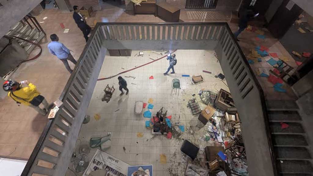 प्रदर्शनकारियों ने सांस्कृतिक संगठन, छायानोट भवन पर हमला किया। बड़े पैमाने पर तोड़फोड़ की और इसे आग लगा दिया।