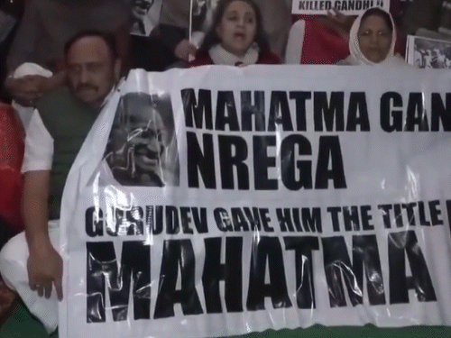 टीएमसी सांसदों ने विरोध के दौरान गाना गाया।