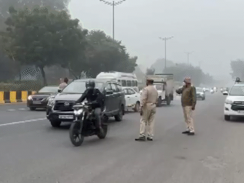 दिल्ली में कई जगह पुलिस टीमों ने वाहनों की चेकिंग की। - Dainik Bhaskar