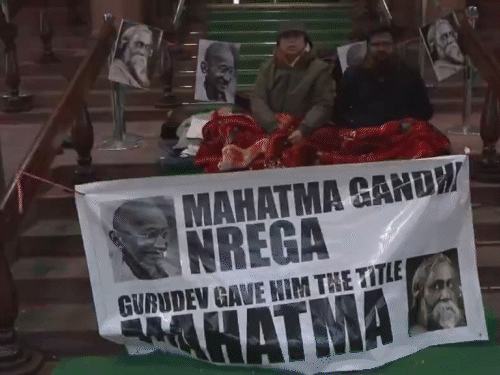 TMC सांसदों ने VB-G RAM G बिल 2025 के खिलाफ रात भर विरोध प्रदर्शन किया। तस्वीरें शुक्रवार सुबह की हैं। हालांकि प. बंगाल की CM ममता बनर्जी ने कहा है कि उनकी सरकार अपनी ग्रामीण रोजगार गारंटी योजना का नाम महात्मा गांधी के नाम पर रखेगी।