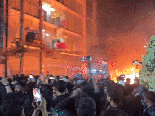 हादी की मौत के बाद प्रदर्शनकारियों ने देश के सबसे बड़े अखबार डेली स्टार के ऑफिस में आग लगा दिया।