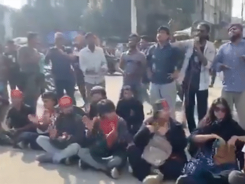 प्रदर्शनकारियों ने "तुम कौन हो, मैं कौन हूं, हादी, हादी" जैसे नारे लगाए।