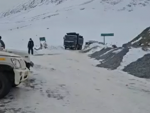 लाहौल स्पीति के शिंकुला दर्रा में फ्रेश स्नोफॉल।