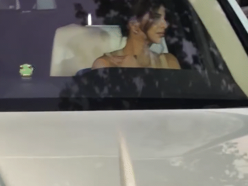 সুহানা খানকে সোনালি রঙের টপ এবং ডেনিম পরতে দেখা গেছে।