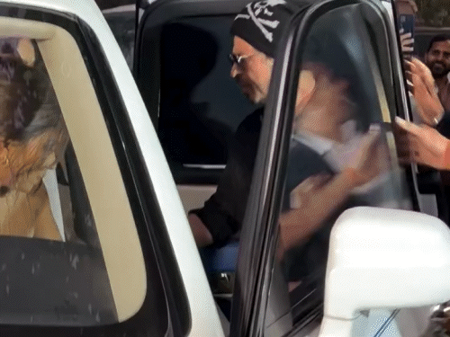 সেলিব্রিটিরা আম্বানি স্কুলের বার্ষিক অনুষ্ঠানে এসেছিলেন: বচ্চন পরিবারকে দেখা গিয়েছিল, শাহরুখ, কারিনা এবং শহিদও অনুষ্ঠানে উপস্থিত ছিলেন। সেলিব্রিটিরা আম্বানি স্কুলের বার্ষিক অনুষ্ঠানে এসেছিলেন: বচ্চন পরিবারকে দেখা গিয়েছিল, শাহরুখ, কারিনা এবং শহিদও অনুষ্ঠানে উপস্থিত ছিলেন।