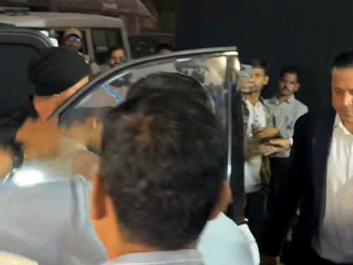 গৌরী খান একটি সাধারণ এবং মার্জিত স্যুট পরেছিলেন।