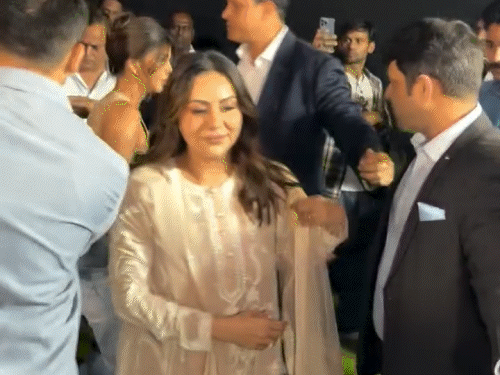 এই উপলক্ষে শাহরুখ খান কালো পোশাক পরেছিলেন। তিনি একটি বিনি এবং সানগ্লাস পরেছিলেন।