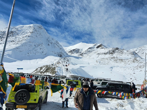 शिंकुला दर्रा में बर्फ देखने पहुंचे टूरिस्ट।