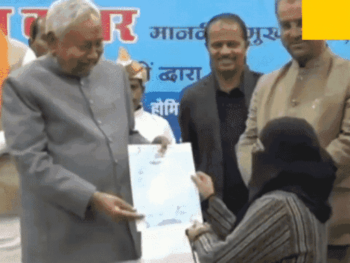 घटना का एक वीडियो वायरल हुआ, जिसमें दिखा कि नीतीश ने डॉक्टर से नियुक्ति पत्र देने के बाद उसके हिजाब की ओर इशारा किया और अचानक उसे खींच दिया, जिससे उसका चेहरा सामने आ गया।