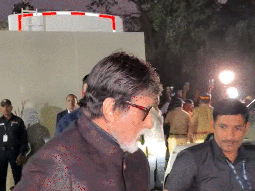 স্কুলের বার্ষিক অনুষ্ঠানে এসেছিলেন অমিতাভ বচ্চন।