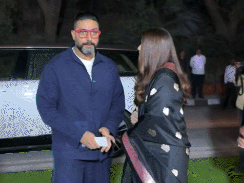 স্কুলের বার্ষিক অনুষ্ঠানে অভিষেক বচ্চনকে নীল পোশাকে দেখা গিয়েছিল, অন্যদিকে ঐশ্বরিয়া রাইকে শাড়িতে দেখা গিয়েছিল।