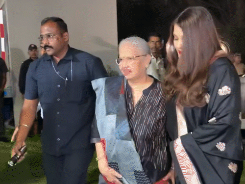 স্কুলের বার্ষিক অনুষ্ঠানে পরিবারের সঙ্গে ঐশ্বরিয়া রাইয়ের মাকেও দেখা গিয়েছিল।