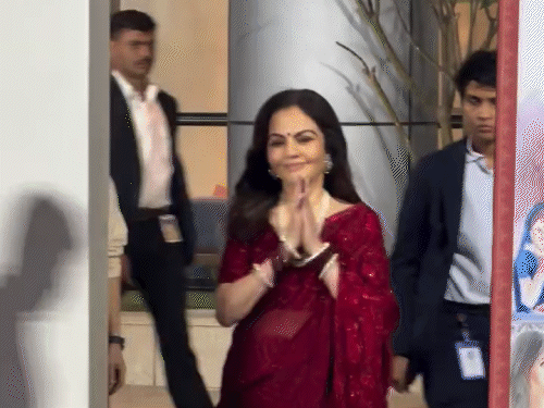 লাল শাড়িতে দেখা গেল নীতা আম্বানিকে।