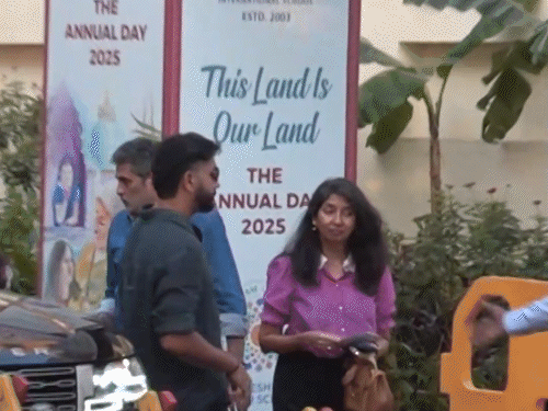 স্ত্রী রিতিকার সঙ্গে স্কুলের বার্ষিক দিবসের অনুষ্ঠানে এসেছিলেন ক্রিকেটার রোহিত শর্মা।