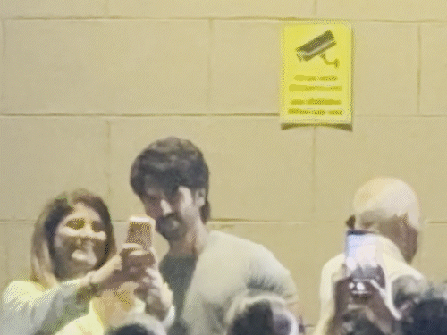 শাহিদ কাপুর স্ত্রী মীরার সঙ্গে স্কুলের বার্ষিক দিবসে উপস্থিত ছিলেন।