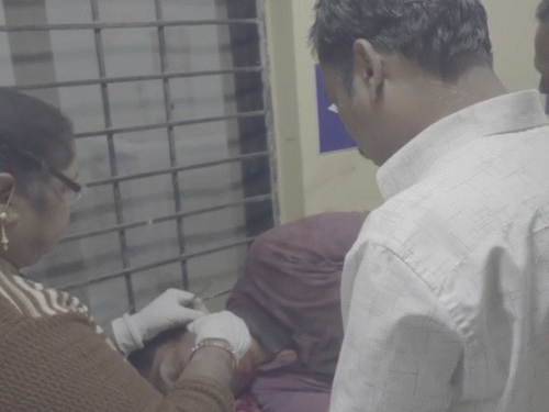 घायल अधिकारी को दंतेवाड़ा जिला अस्पताल में भर्ती कराया गया है।