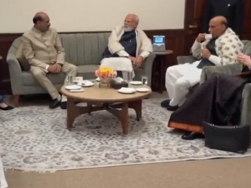 स्पीकर ओम बिरला के ऑफिस में पीएम मोदी, राजनाथ सिंह और प्रियंका गांधी।