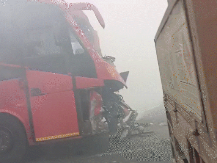 બિહારના છપરામાં ધુમ્મસના કારણે શુક્રવારે સવારે એક બસે 3 વાહનોને ટક્કર મારી.