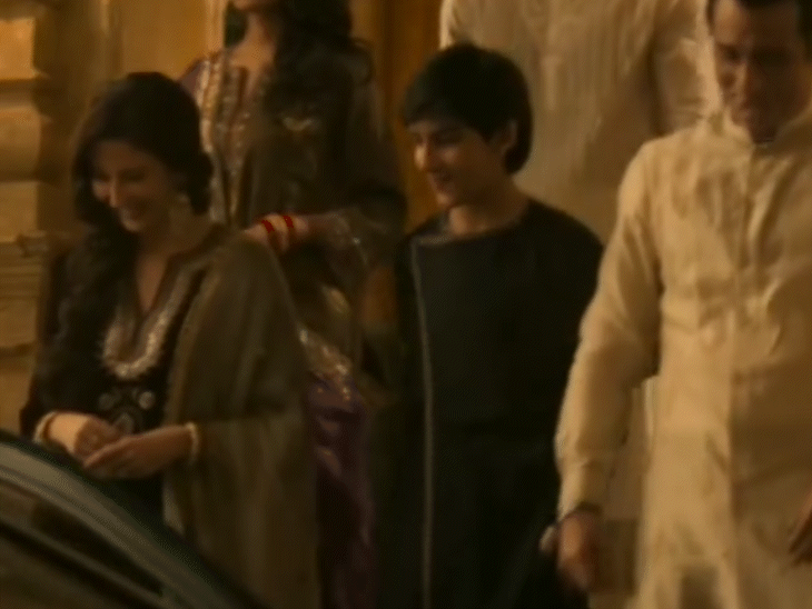 फिल्म धुरंधर में अजिंक्य की मां का किरदार 'भाभीजी घर पर हैं' कि एक्टर सौम्या टंडन ने निभाया है।