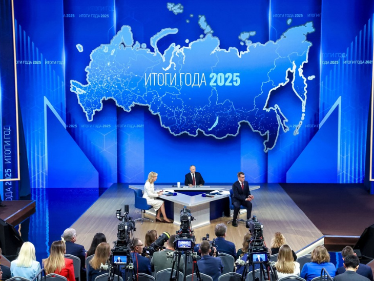 पुतिन के प्रेस कॉन्फ्रेंस के सेट पर रूस के नक्शे में क्रीमिया के अलावा यूक्रेन के चार पूर्वी इलाके डोनेट्स्क, लुहांस्क, जापोरिज्जिया और खेरसॉन भी दिखाए गए हैं।