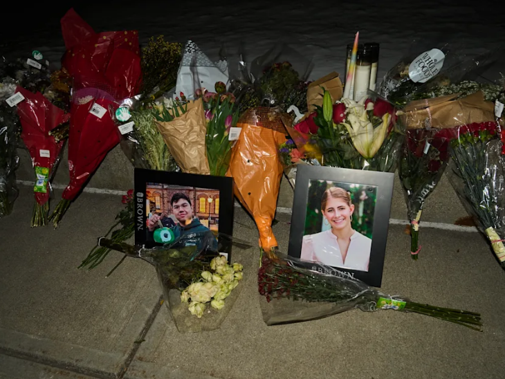 ब्राउन यूनिवर्सिटी में हुई गोलीबारी में मारे गए छात्रों की पहचान एला कुक (19) और मुहम्मद अजिज उमुर्जोकॉव (18) के रूप में की गई थी।