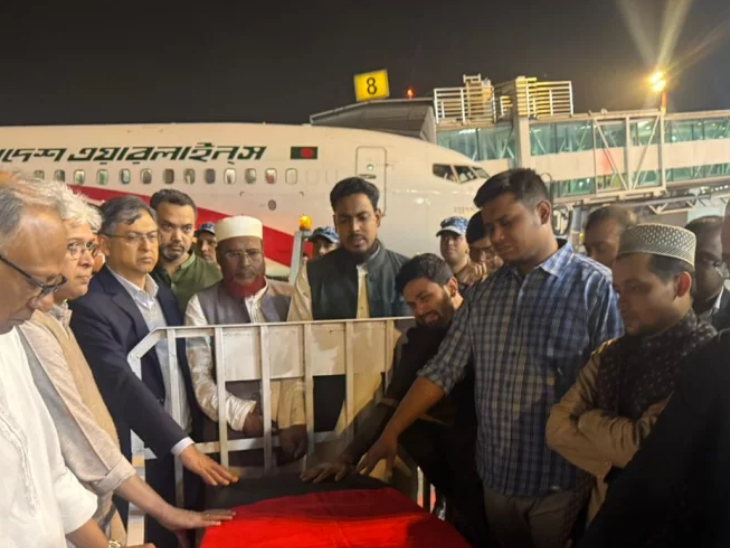 उस्मान हादी के शव के साथ बांग्लादेशी नेता और अधिकारी।