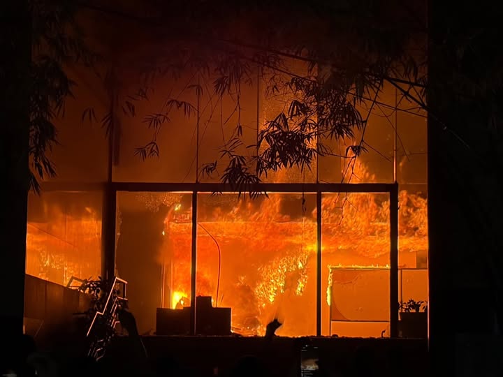 आग लगाने के बाद करीब 25 पत्रकार 3 घंटे तक डेली स्टार ऑफिस के अंदर फंस गए थे।