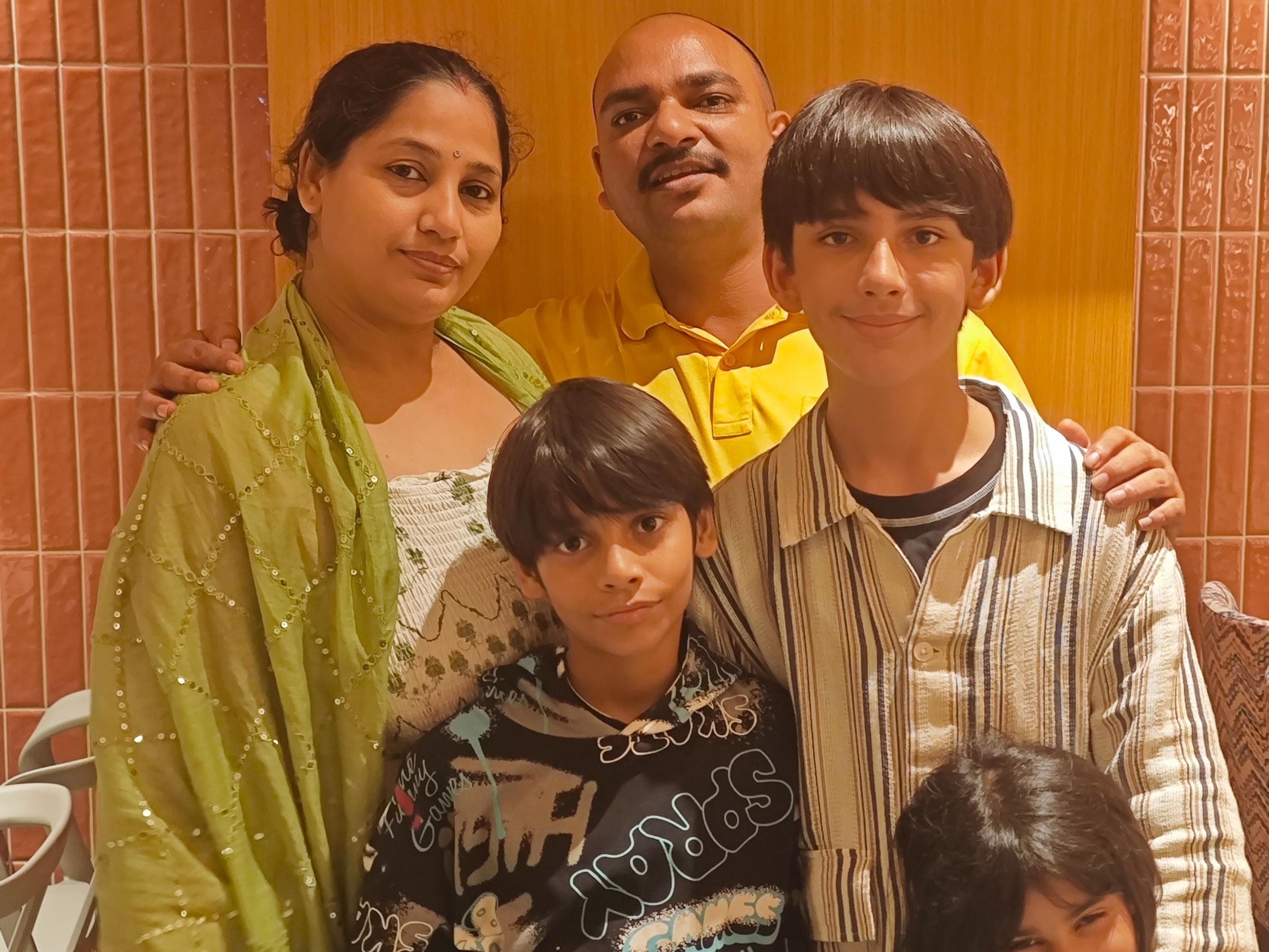 धुरंधर फिल्म में काम कर चुके अजिंक्य मिश्रा अपने माता-पिता और भाई-बहन के साथ।