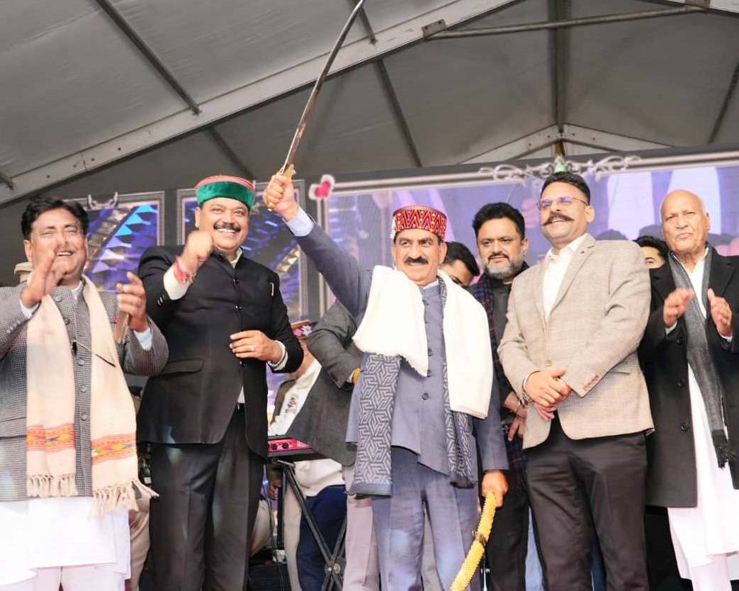 इंदौरा उत्सव के दौरान तलवार लहराते हुए सीएम सुक्खू।