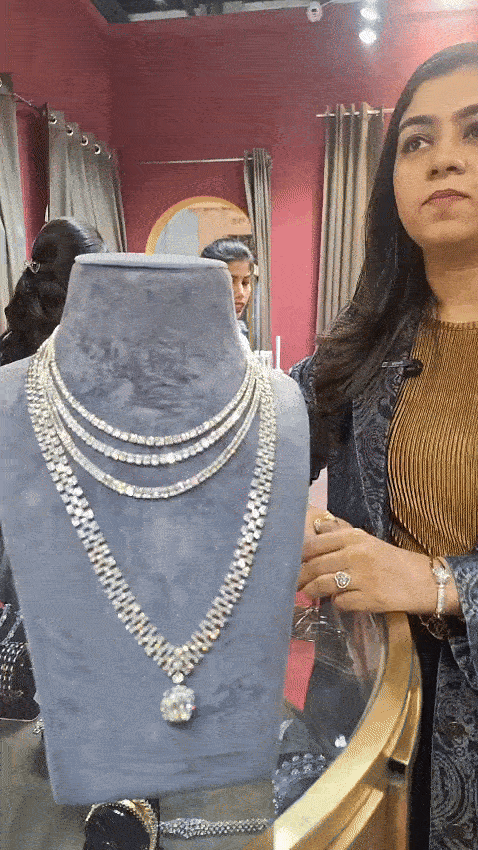 जयपुर ज्वेलरी शो 2025: डेढ़ करोड़ की डायमंड और एंटीक ज्वैलरी का शानदार संगम Big Jwellery Show 2 ezgif 10196a29b3ef98c8 1766162767