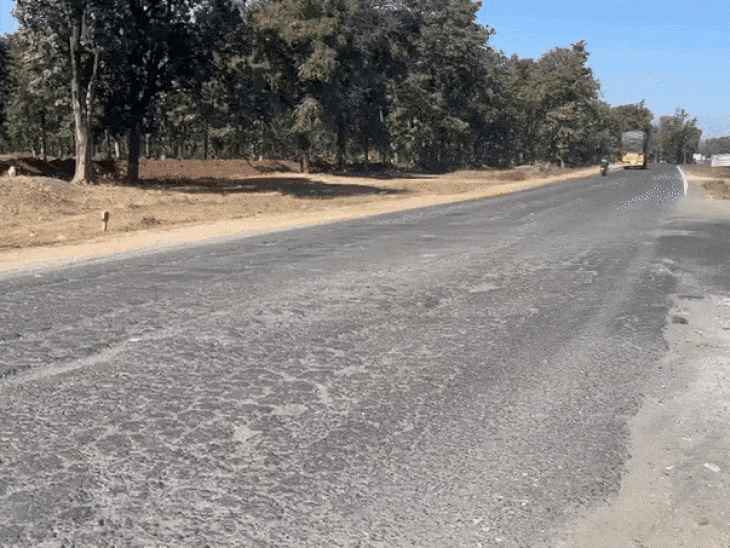 जिस हाईवे पर टोल वसूली हो रही है, वहां इटारसी के पास की सड़क पर बड़े-बड़े गड्ढे हैं।