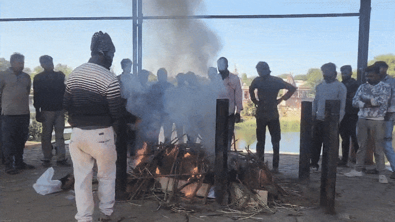 परिवार के लोगों ने सविता के पुतले को मुखाग्नि दी।