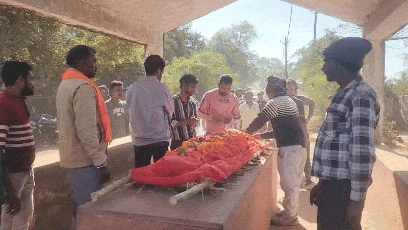 श्मशान घाट में विधि-विधान से सविता की चिता सजाई गई।