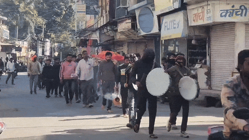 कुशवाह परिवार और उनके रिश्तेदारों ने सविता की अंतिम यात्रा निकाली।