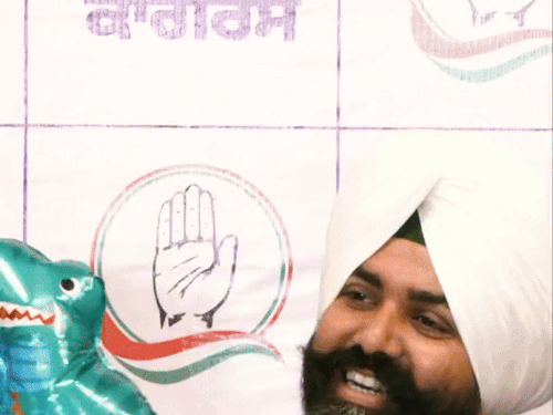 कांग्रेस नेता काहलों बच्चा डायनासोर लेकर पहुंचे।