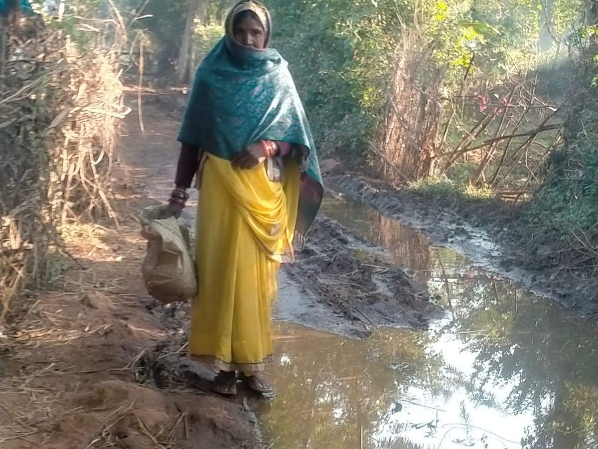 ग्राम कन्हवारा की बदहाल सड़क।