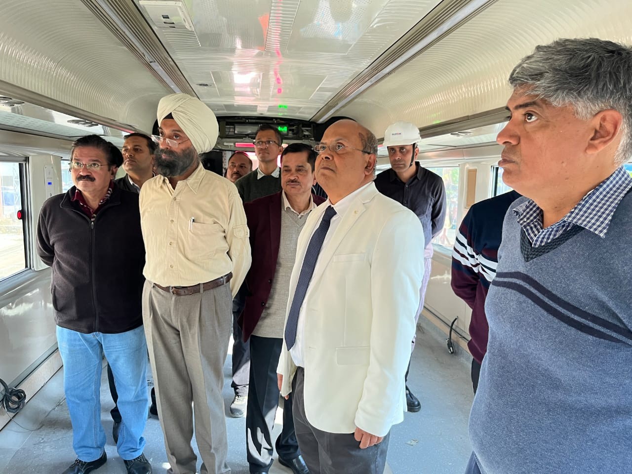 कोच का निरीक्षण करते जीएम प्रशांत कुमार मिश्रा