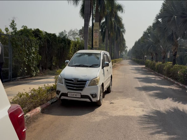 2 गाड़ियों में पहुंची ED की टीम में 5 अधिकारी और 5 सुरक्षाकर्मी शामिल हैं।