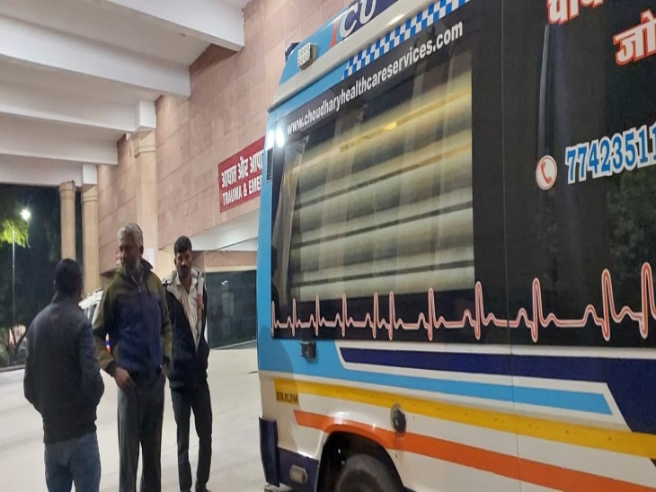 रमेश के परिजन एम्बुलेंस में डेडबॉडी लेकर रातभर इंतजार करते रहे। सुबह दूसरी अस्पताल में शव लेकर गए।