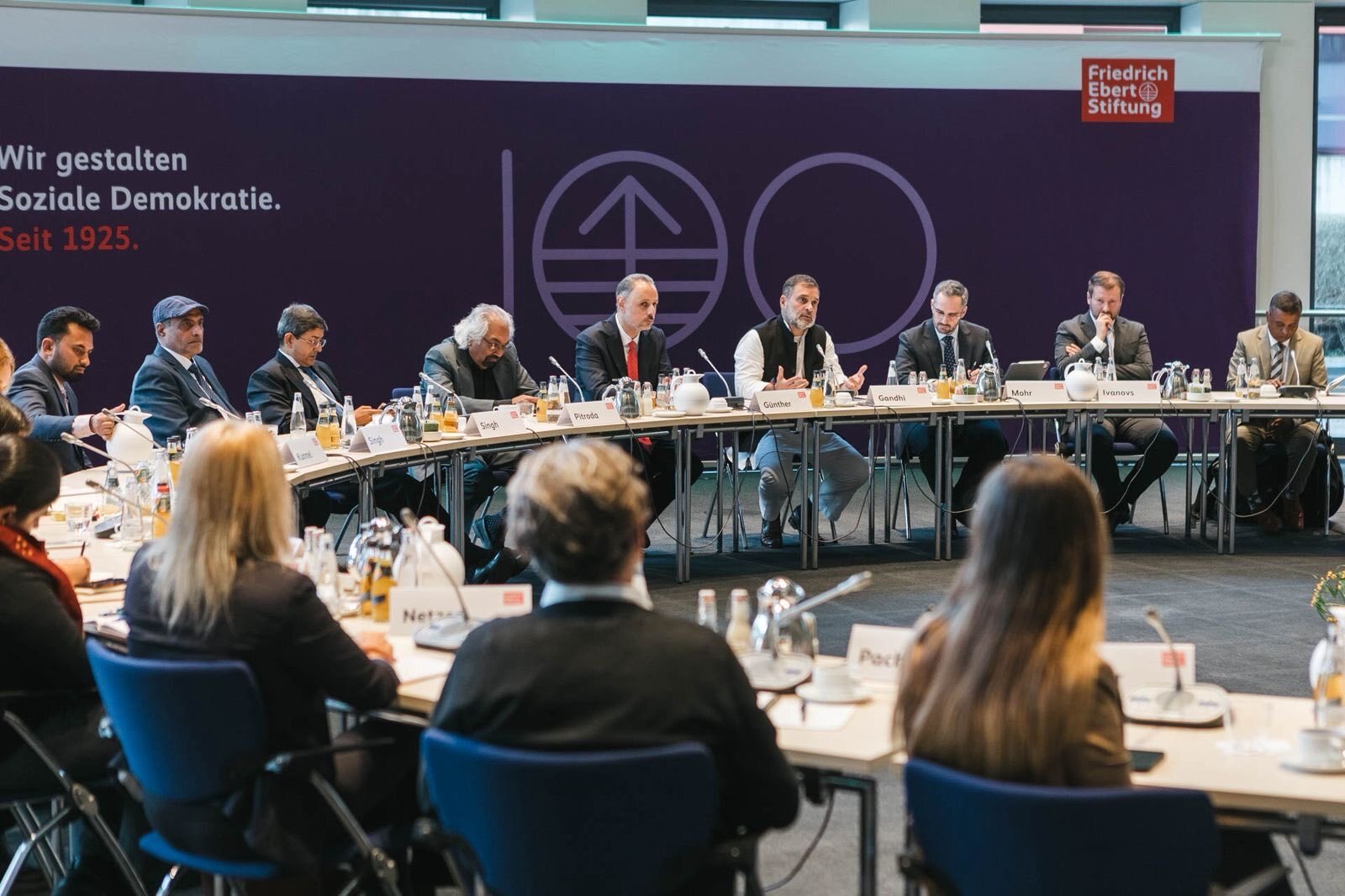 जर्मन थिंक टैंक से बात करते राहुल गांधी।