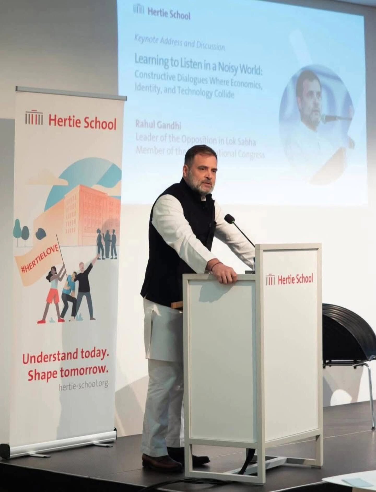 राहुल ने जर्मनी के हर्टी स्कूल में अपने संबोधन में तेजी से बदलते वैश्विक माहौल के बीच भारत की दिशा पर अपनी बात रखी।