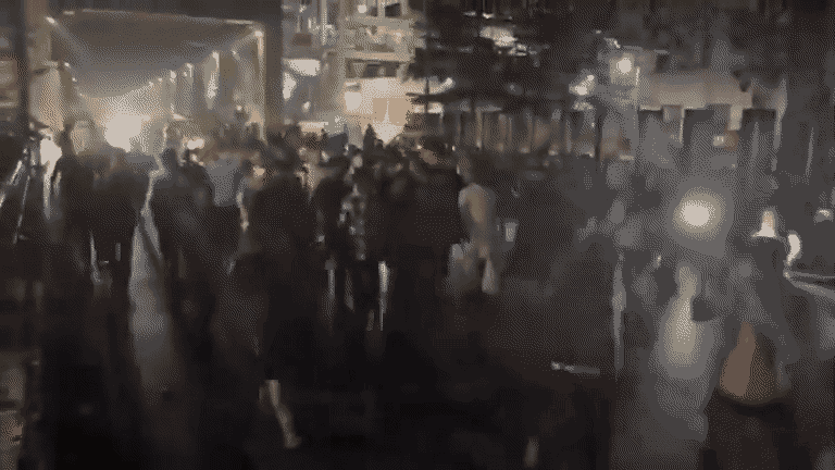 प्रदर्शनकारी सड़क पर मार्च निकालते नजर आए।