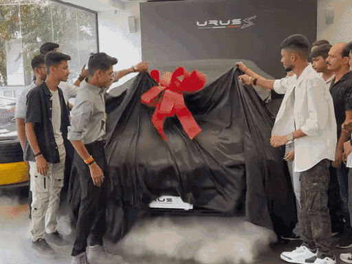 ये तस्वीर 14 जुलाई, 2024 की है। इसी दिन अनुराग ने Lamborghini कार खरीदी थी।