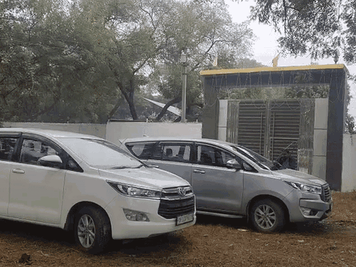 ED टीम 3 कारों से अनुराग द्विवेदी के गांव खजूर और 2 कारों से नवाबगंज कस्बे में रहने वाले उसके चाचा नृपेंद्र नाथ द्विवेदी के घर पहुंची।