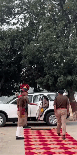 बहराइच पुलिस लाइन पहुंचने पर कथावाचक पुंडरीक महाराज को पुलिस अफसर ने सैल्यूट किया। इसके बाद उन्हें गार्ड ऑफ ऑनर दिया गया।