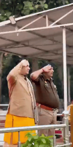 पुलिस लाइन में पुंडरीक महाराज को गार्ड ऑफ ऑनर दिया गया था।